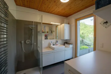 Duschbad mit Terrassenausgang und Waschmaschinenanschluss