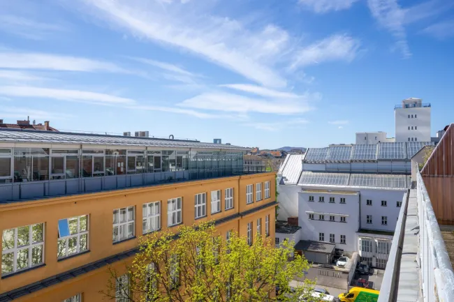 Blick auf die Rückseite des Amalienbads und Richtung Wienerberg Towers