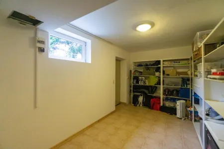 Kellerraum mit Ausgang in den Garten