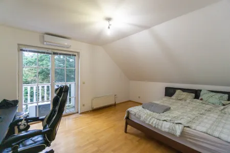 Zimmer mit Balkon Dachgeschoß