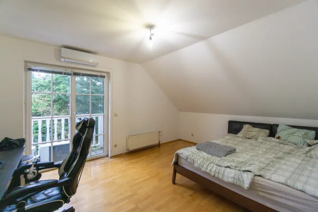 Zimmer mit Balkon Dachgeschoß