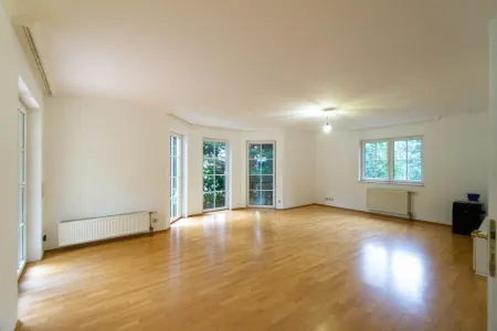 helles, großzügiges Wohnzimmer