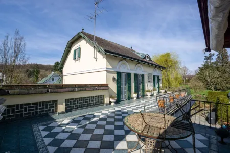 Terrasse zwischen Turm und 1. Stock des Haupthauses