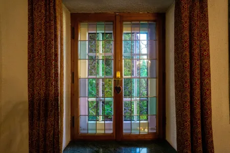 Kastenfenster mit innenliegenden Holzfenstern mit Buntglas-Bleiverglasung