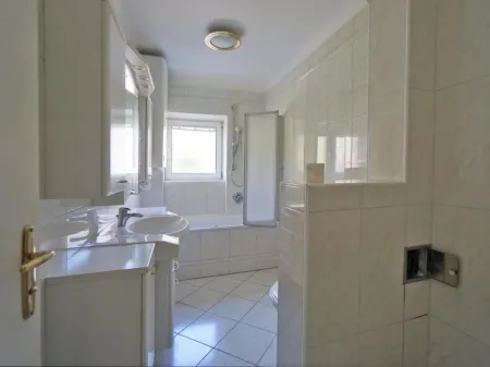 Badezimmer mit Wanne und WC