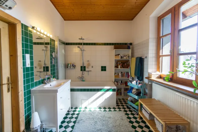 Bad mit Wanne und WC