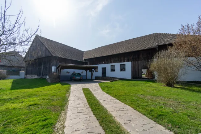 Zufahrt mit Carport