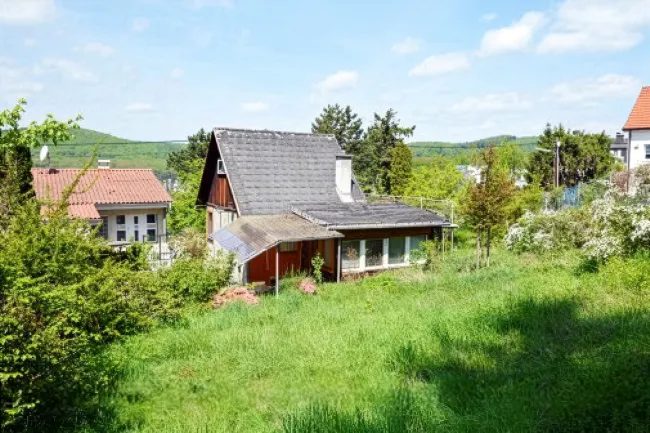 Am Satzberg: Eckgrundstück in Westlage mit Abbruch-Sommerhaus - Bild