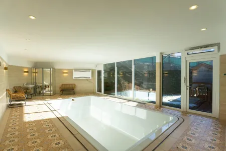 Indoorpool mit Gegenstrom- und Entfeuchtungsanlage