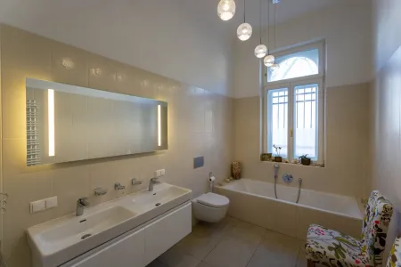 Badezimmer mit Dusche und Wanne Top 3