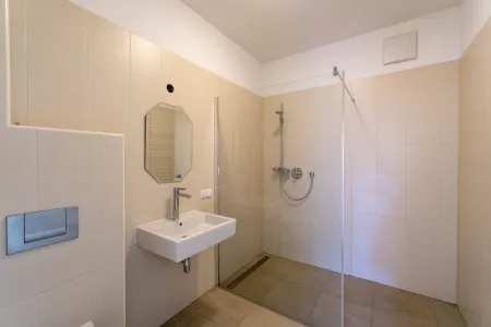 Bad mit Dusche und WC Top 1