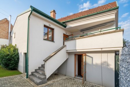 Hausansicht SW mit Eingang separate Wohneinheit (WE) und Stiegenaufgang zum Wohnbereich