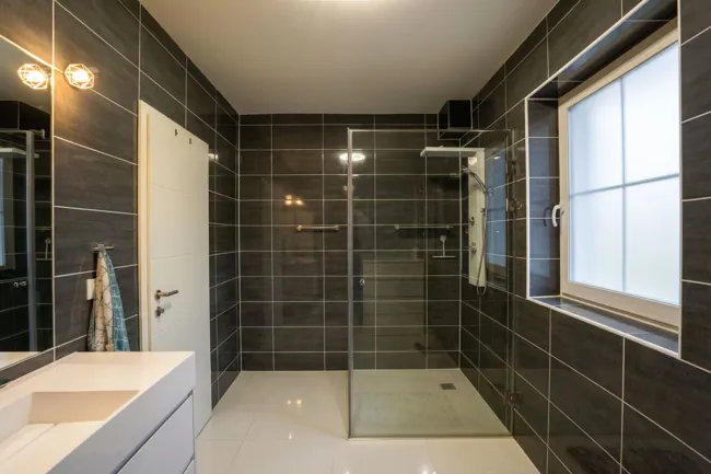 Bad mit Dusche, Wanneninstallation vorbereitet