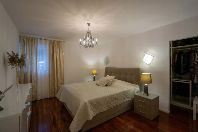 Zimmer 1 mit Schrankraum