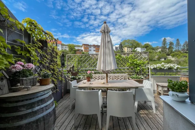 teilweise überdachter Balkon