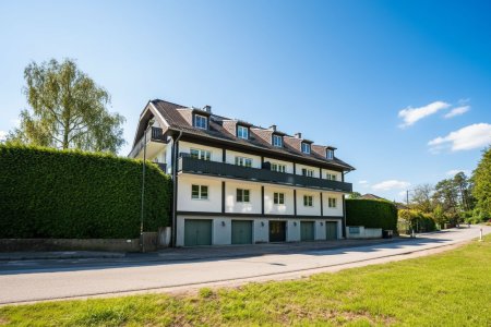 Reizende 3-Zimmer-Wohnung mit 2 Balkonen, gartenseitiger Veranda und Garagenplatz