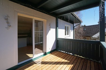 Reizende 3-Zimmer-Wohnung mit 2 Balkonen, gartenseitiger Veranda und Garagenplatz