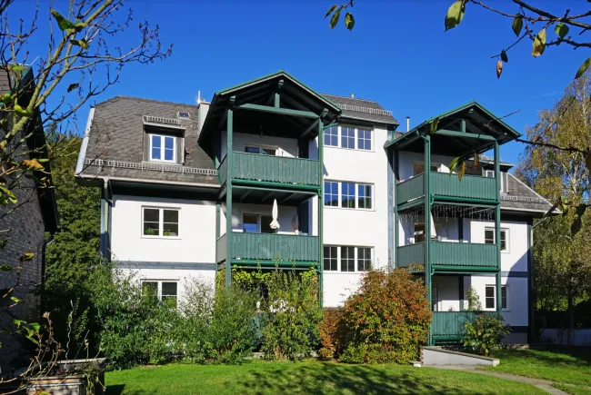 Reizende 3-Zimmer-Wohnung mit 2 Balkonen, gartenseitiger Veranda und Garagenplatz - Bild