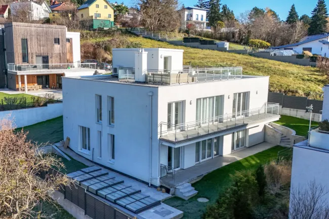 südwestseitige Ansicht mit Pool