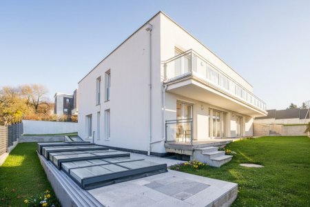 südwestseitige Ansicht mit Pool