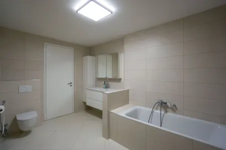 2. Badezimmer mit Wanne, bodengleicher Dusche, Waschtisch, Spiegelschrank, WC und Sauna