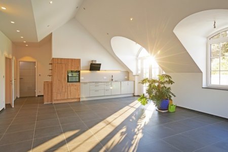 Wohnzimmer mit offener Küche