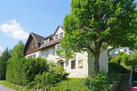 Großzügige 6-Zimmer-Wohnung im charmanten „Adlerhof“ - inkl. Eigengarten und Stellplatz