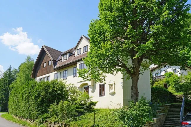 Großzügige 6-Zimmer-Wohnung im charmanten „Adlerhof“ - inkl. Eigengarten und Stellplatz - Titelbild