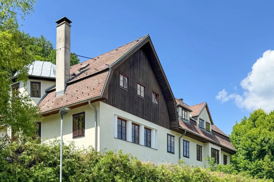 Großzügige 6-Zimmer-Wohnung im charmanten „Adlerhof“ - inkl. Eigengarten und Stellplatz - Bild