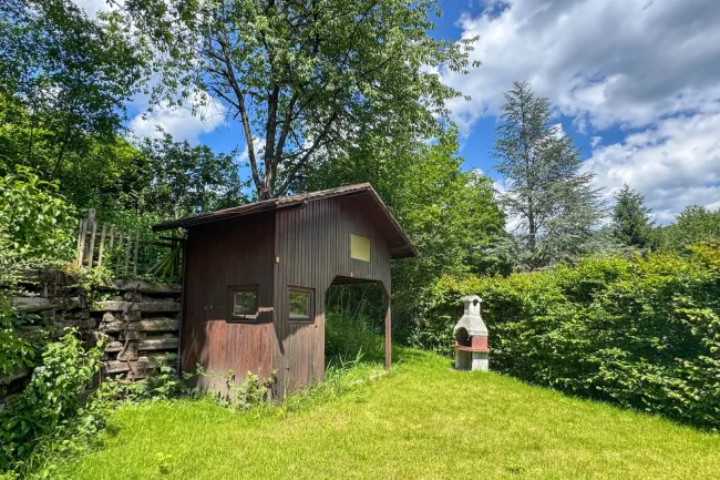 Eigengarten mit Gartenhaus und Grillkamin