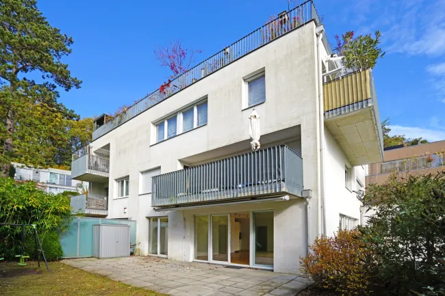 Südwestansicht: Garten, Terrasse und Wohnzimmer