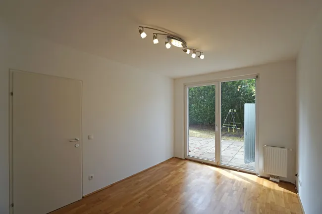 Zimmer 1 nach Westen mit Ausgang auf die Terrasse