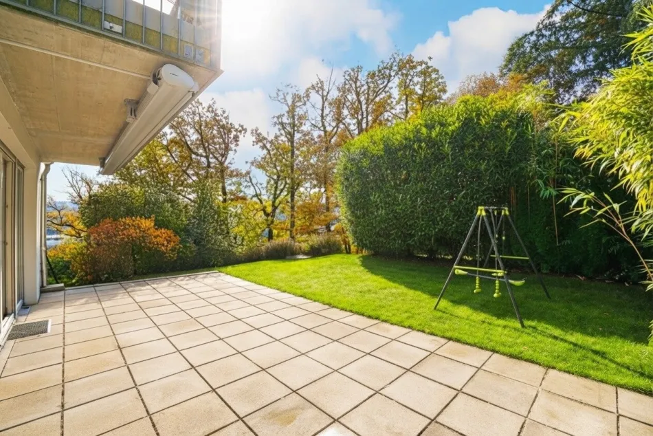 Hausansicht Gartenseite mit Terrasse