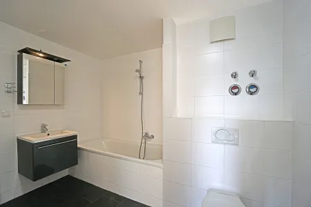 großes Bad mit Wanne, WC und Waschmaschinenanschluss