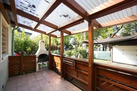 Überdachte Terrasse mit gemauertem Grill
