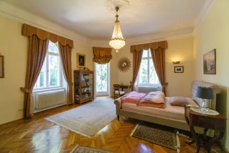 1. Stock: Zimmer mit Balkon
