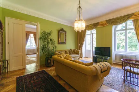 1. Stock: Wohnzimmer mit Balkon
