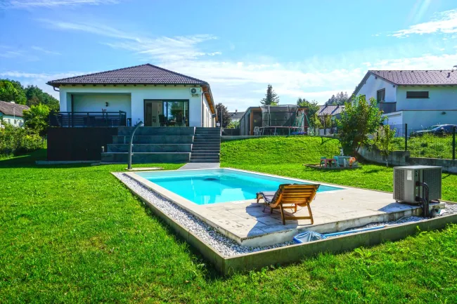 Garten mit Pool Richtung Haus
