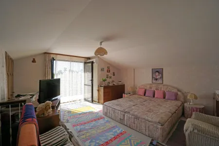 DG: Schlafzimmer mit Klima-Splitgerät