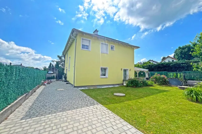 Hausansicht Süd mit Umgebung