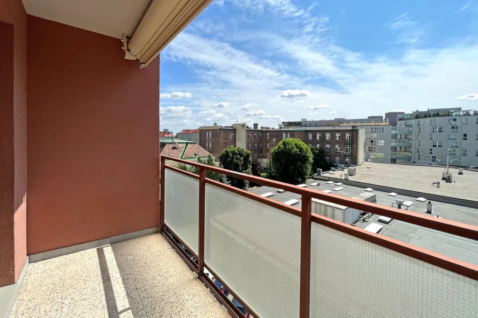 Helle 2-Zimmer-Wohnung mit Loggia und guter Anbindung - Bild
