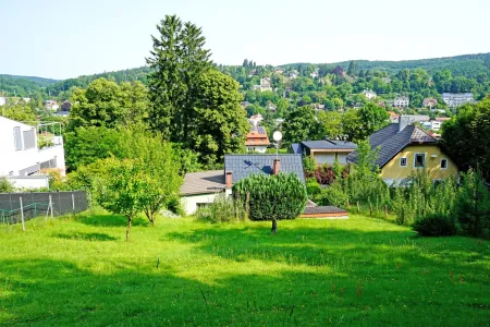 Blick von der südlichen Grundgrenze und Ausblick zur Tullnerbacher Lawies