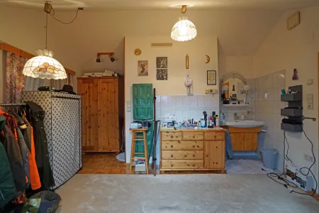 Zimmer 1 im Dachgeschoß mit Waschbecken und Dusche