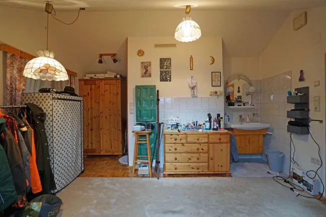 Zimmer 1 im Dachgeschoß mit Waschbecken und Dusche