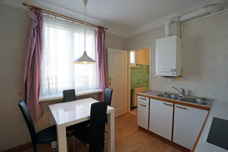 Küche mit Blick Richtung Bad