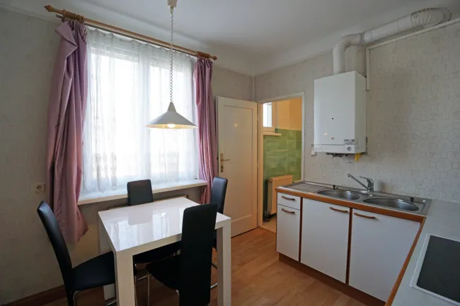 Küche mit Blick Richtung Bad