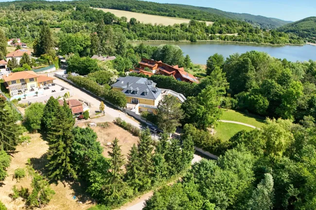 Luftbild mit Blick zum Wienerwaldsee