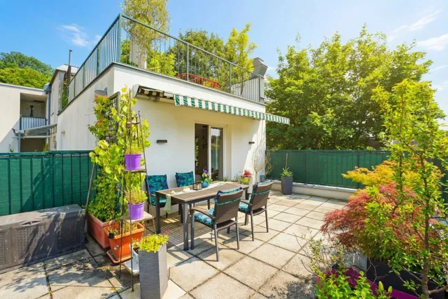 Südwestlich ausgerichtete Dachterrasse mit Markise