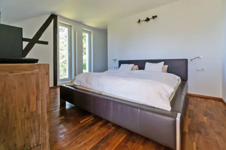 Schlafzimmer mit Zugang zu Schrankraum und Bad en Suite