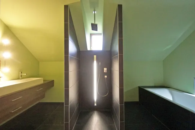 Bad mit Wanne, Dusche und Doppelwaschbecken